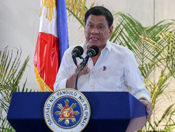 Rodrigo Duterte participa en una conferencia de prensa en aeropuerto internacional de Davao,Singapur. (AFP).