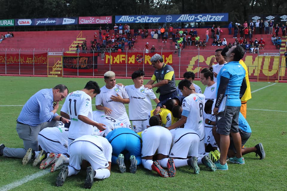 Los jugadores de la especial de los cremas agradecieron al final del partido. (Foto Prensa Libre: Facebook Juveniles GT)