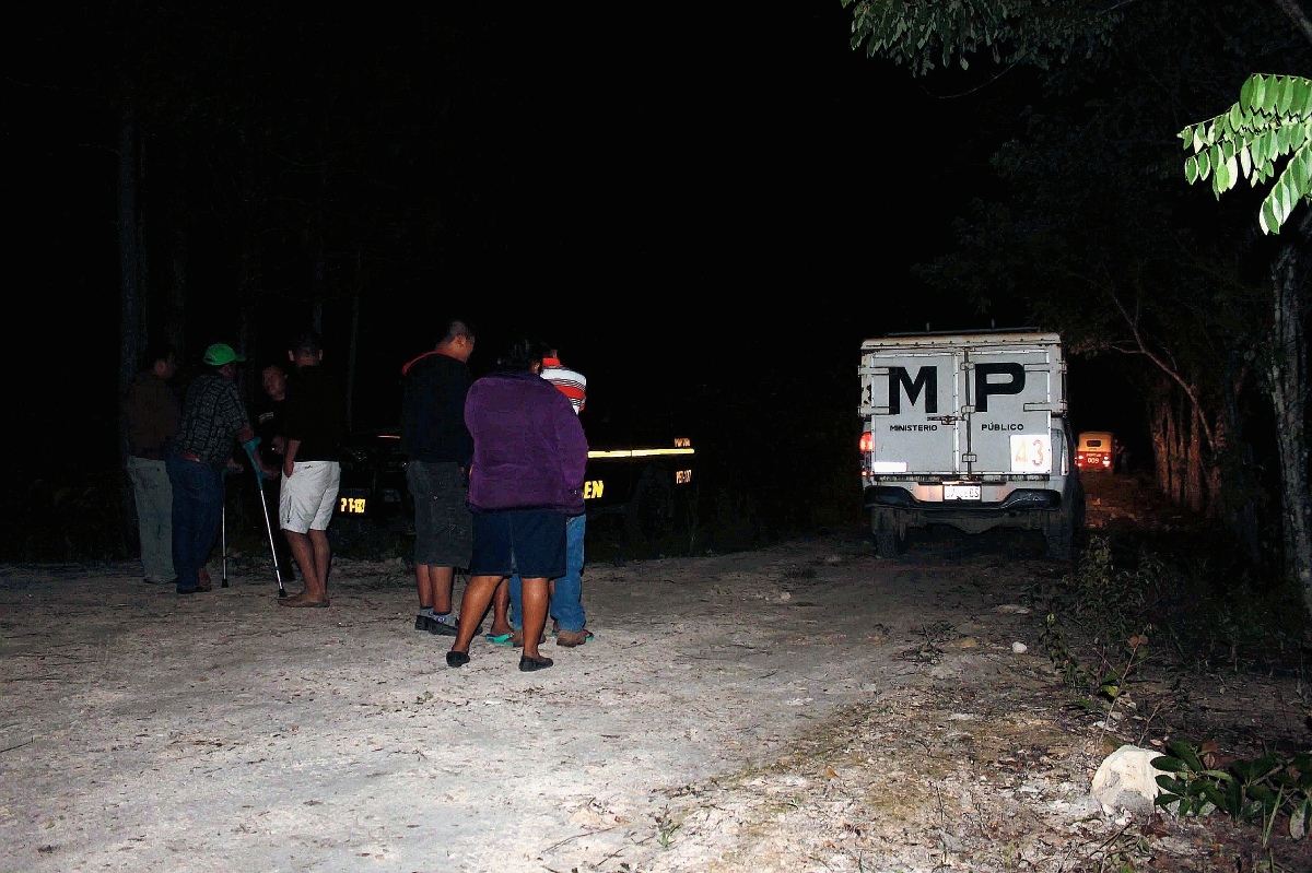 Fiscales del  Ministerio Público recogen evidencias en el barrio La Muralla, Poptún, Petén, donde un piloto de mototaxi murió baleado. (Foto Prensa Libre: Walfredo Obando)