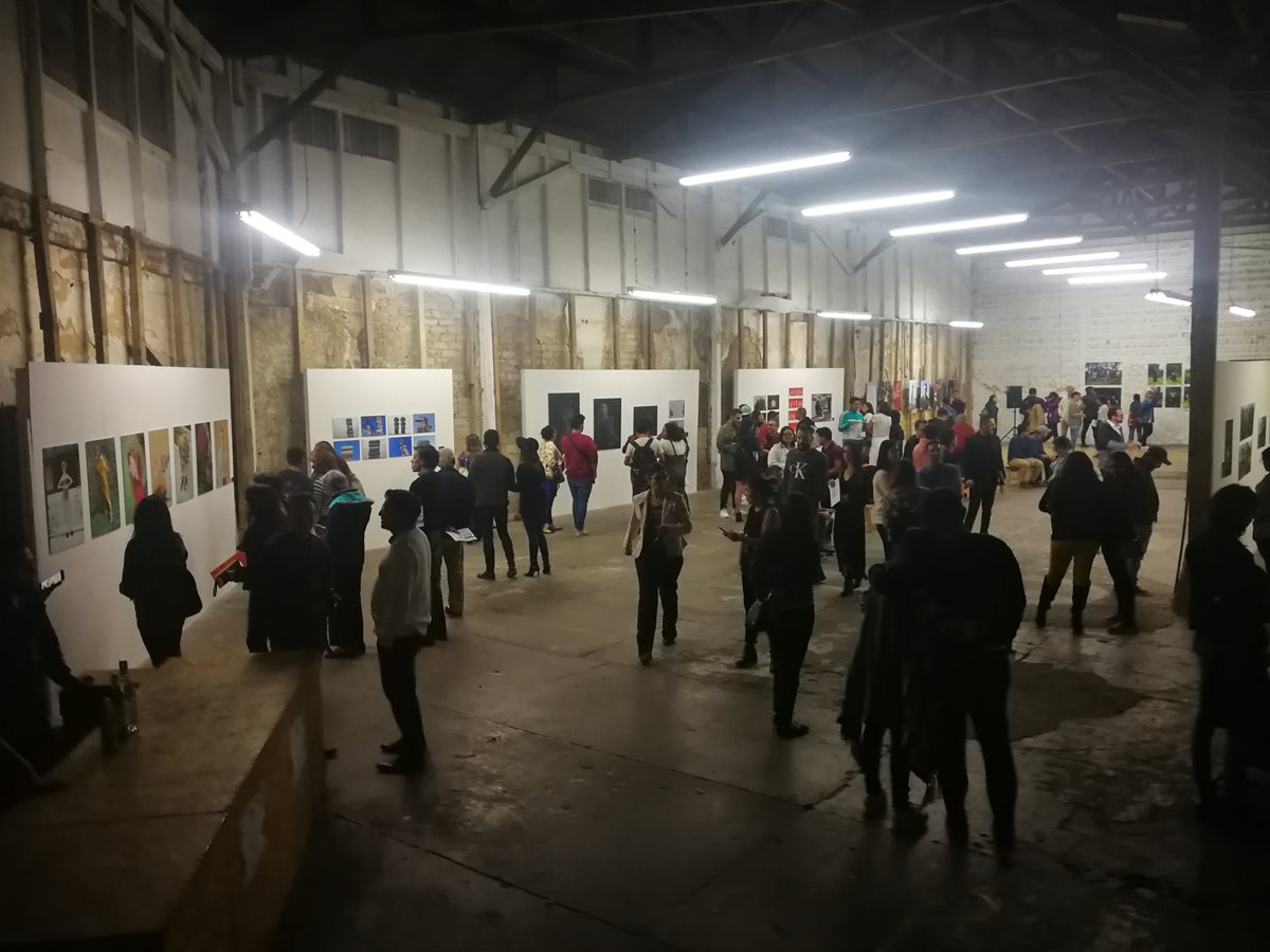 Más de 100 voluntarios participaron para recibir a los visitantes en el primer día de GuatePhoto, en su cuarta edición. Entre los espectadores se encontraban personas de diferentes nacionalidades y también guatemaltecos del interior de la república. (Foto Prensa Libre: Ingrid Reyes).