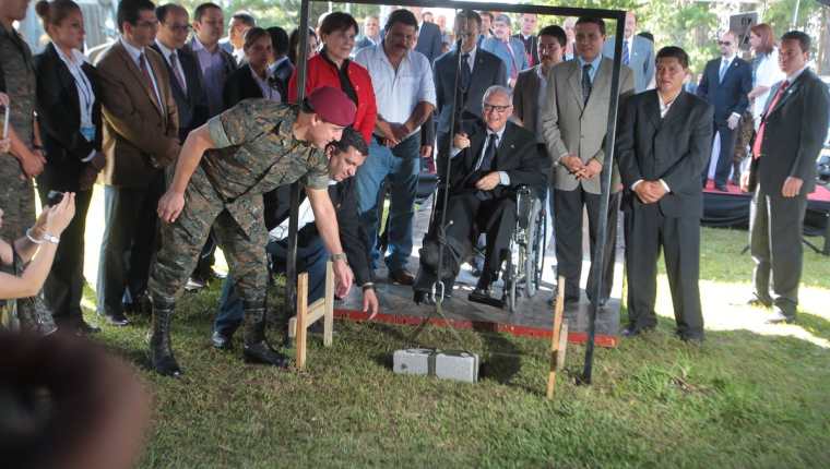 El Presidente Alejando Maldonado Aguirre coloca la primera piedra en los terrenos donde se construirá la colonia Querida Familia. (Foto Prensa Libre: Hemeroteca PL)