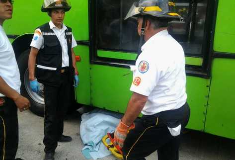 Marvin Manolo Rodas murió luego de ser arrollado por Transmetro en la zona 12. (Foto Prensa Libre: Bomberos Voluntarios)