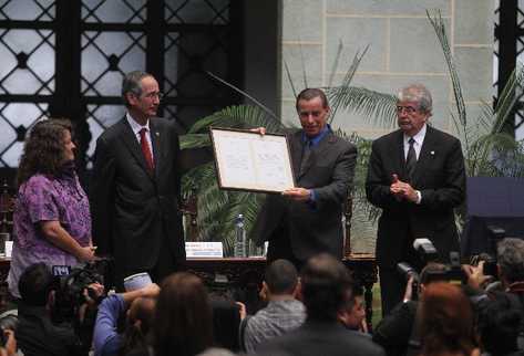 Álvaro Colom entrega la carta de perdón a Jacobo Árbenz Vilanova,  hijo  del gobernante derrocado.