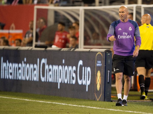 Zinedine Zidane podría ingresar al selecto grupo de entrenadores que ganan la Supercopa y que también lo habían hecho como jugadores. (Foto Prensa Libre: AFP)
