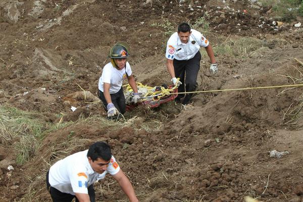 Bomberos Voluntarios realizan la extracción del cadáver de un recolector de basura (Foto Prensa Libre: Paulo Raquec)<br _mce_bogus="1"/>