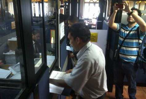 Trabajador del Ministerio Público presentó el recurso ante la Corte de Constitucionalidad. (Foto Prensa Libre: Byron Vásqeuz)