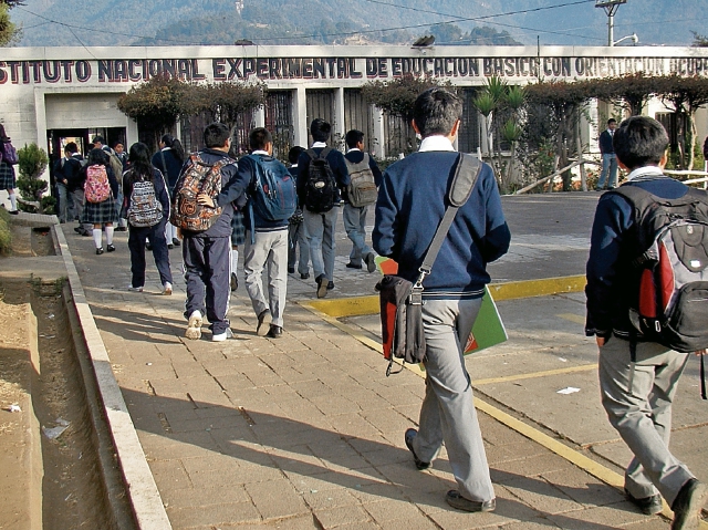 La pobreza figura entre las causas que llevan a estudiantes a dejar la escuela y migrar a la capital para buscar trabajo. (Foto Prensa Libre: HemerotecaPL)