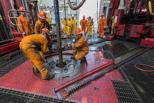 El petróleo cierra cerca de los US$100  el barril. (Foto Prensa Libre: AFP)