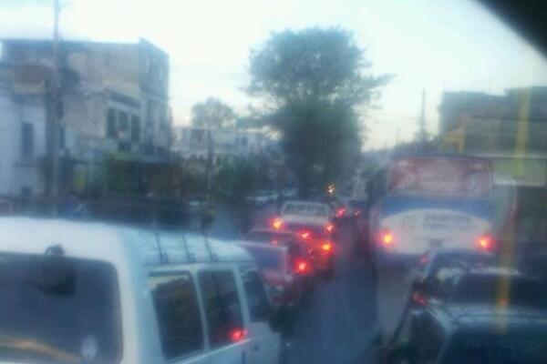 Vehículos crean largas colas debido a protesta en puente Belice. (Foto: @DianaTr83300381)