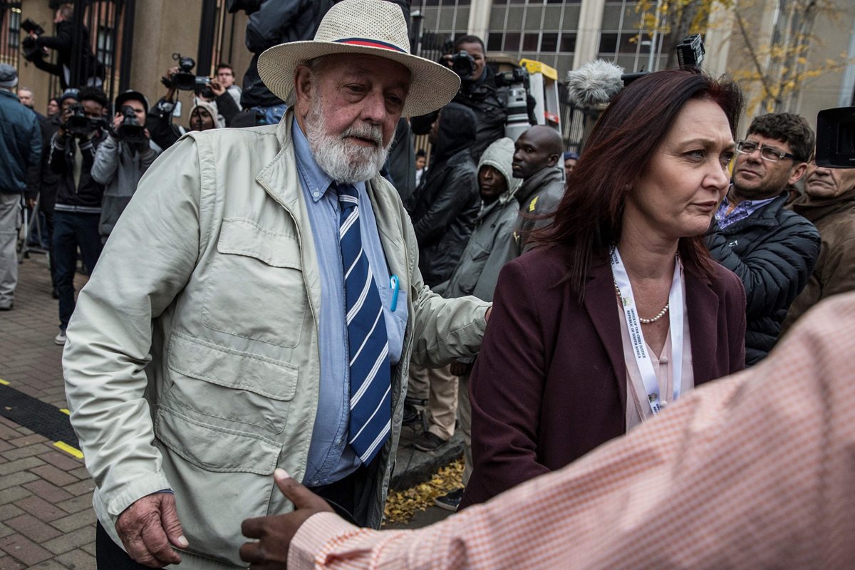 Barry Steenkamp, padre de Reeva la mujer asesinada por Oscar Pistorius, dijo que el atleta debe pagar por el crimen que cometió. (Foto Prensa Libre: AFP)