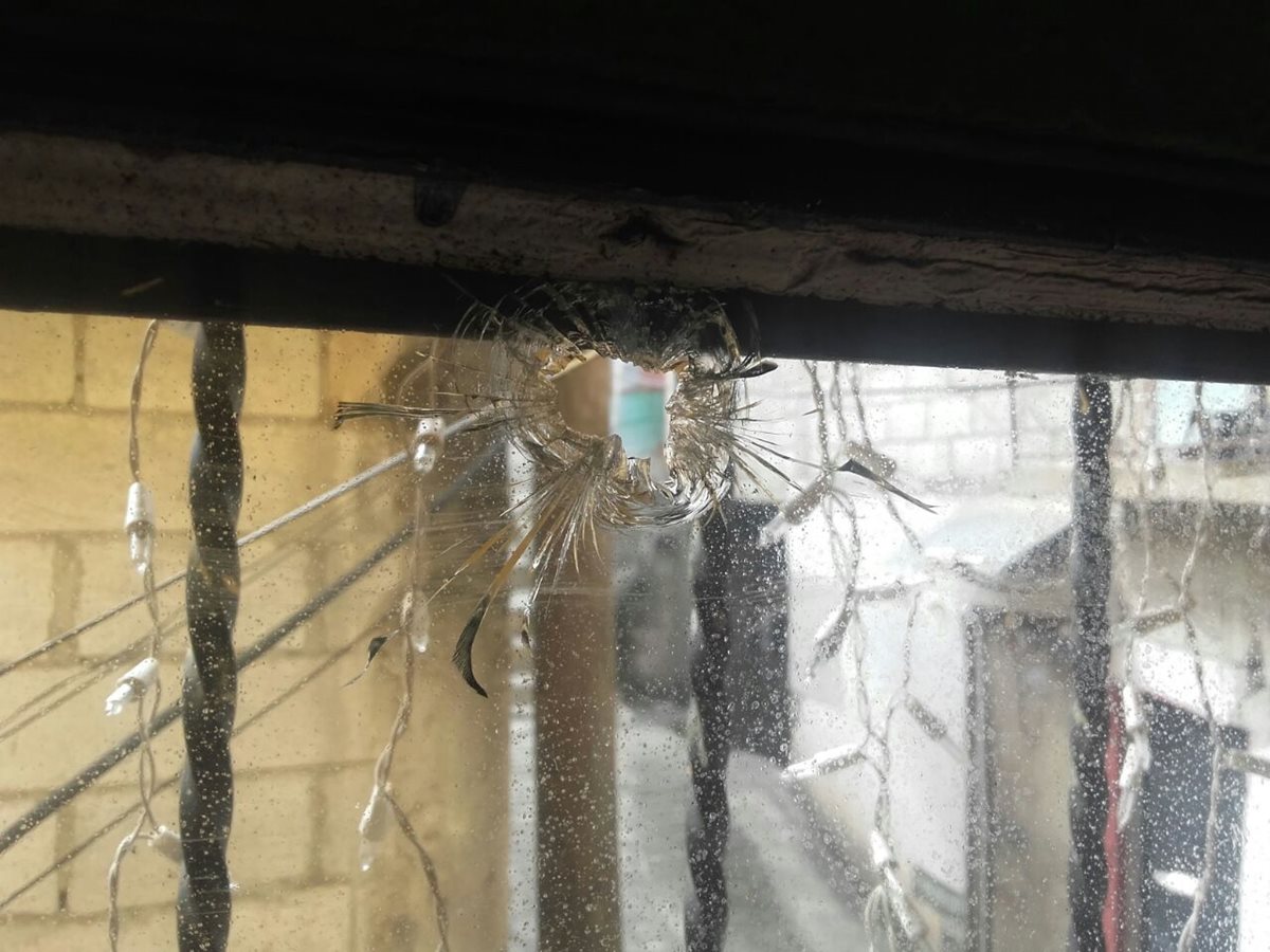 Uno de los balazos impactó el sábado 24 de diciembre del 2016, en un vidrio de la casa de Walter Peña, reportero gráfico de El Periódico. (Foto, Prensa Libre: Cortesía Walter Peña El Periódico)