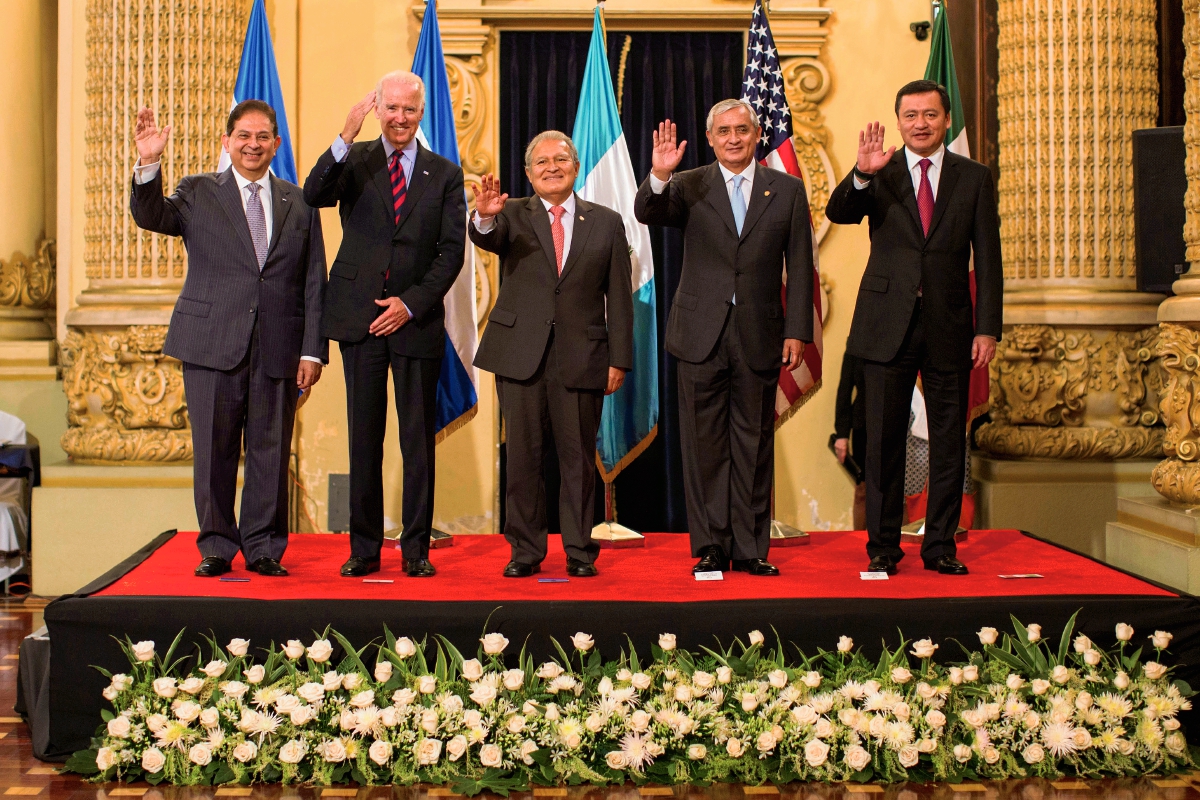El vicepresidente de EE.UU., Joe Biden, junto a los mandatarios Juan Orlando Hernández, de Honduras; de El Salvador, Salvador Sánchez Cerén, y de Guatemala, Otto Pérez Molina. (Foto Prensa Libre: AP).