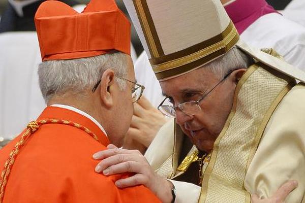 El papa Francisco (derecha) habla con el español Ricardo Blázquez durante  la ceremonia de nombramiento de nuevos cardenales. (Foto Prensa Libre:AFP)