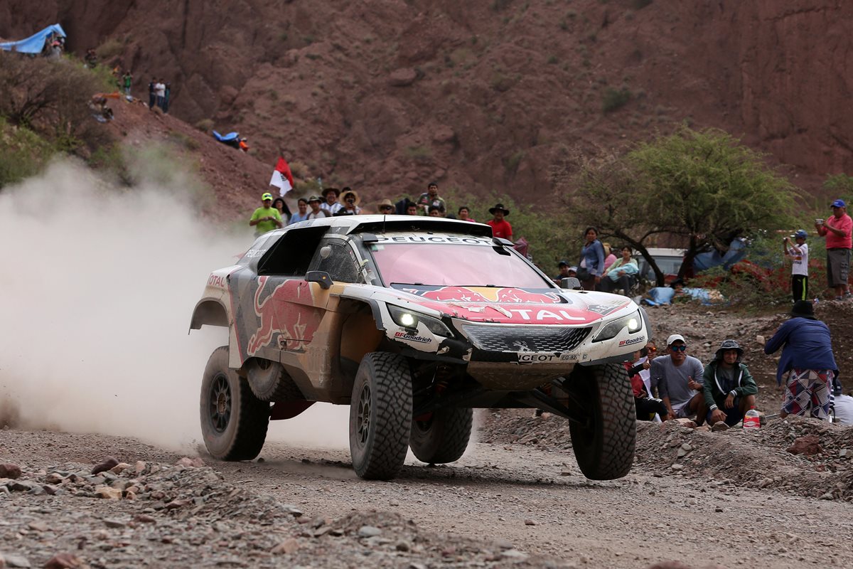 El francés Sebastien Loeb (Peugeot) firmó este viernes su segunda victoria en autos en el Rally Dakar 2017 al imponerse en la quinta etapa entre las ciudades bolivianas de Tupiza y Oruro (Foto Prensa Libre: EFE)