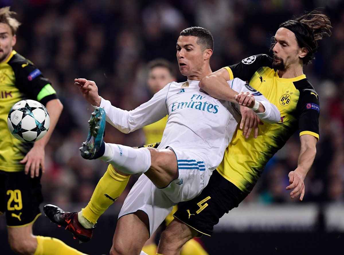 Neven Subotic, del Borussia, disputa el balón con Cristiano Ronaldo. (Foto Prensa Libre: AFP).