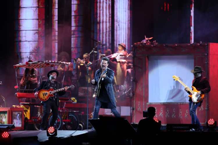El concierto comenzó con puntualidad y con las canciones más emblemáticas del cantautor.