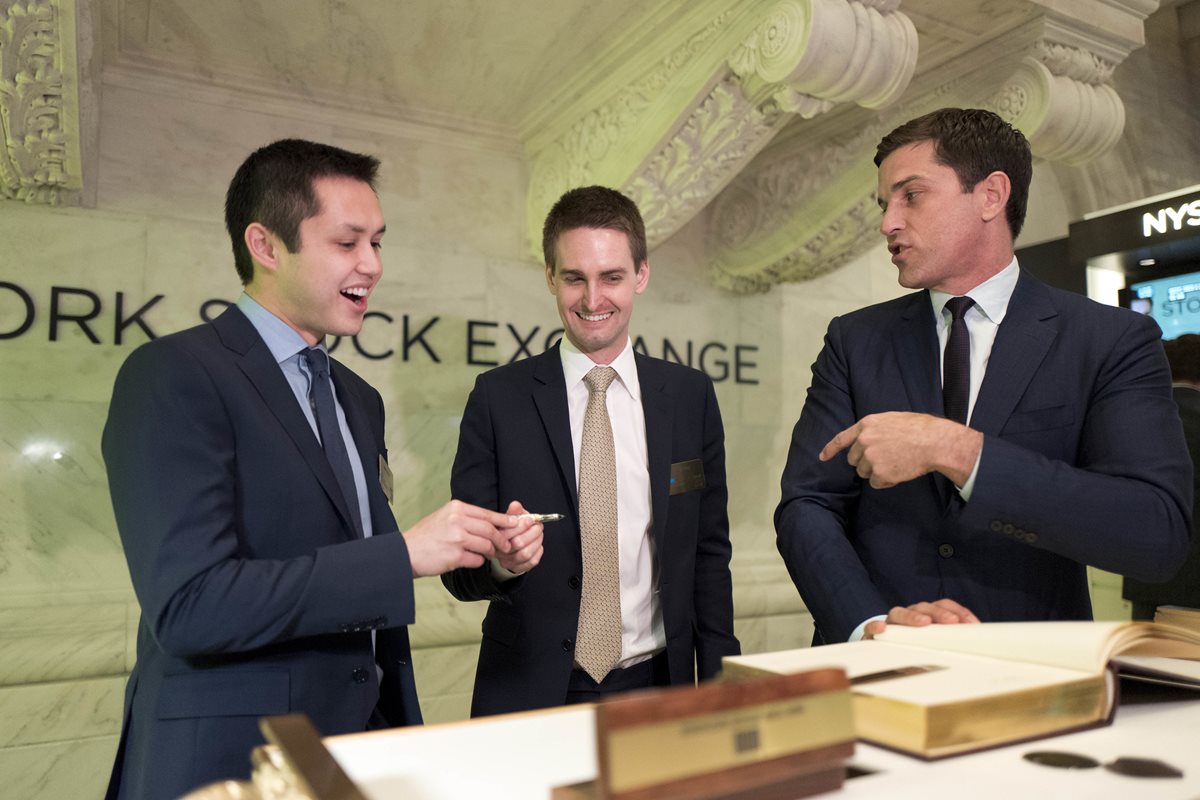 Los fundadores de Snapchat sellaron este miércoles su entrada a Wall Street. (Foto Prensa Libre: AP)