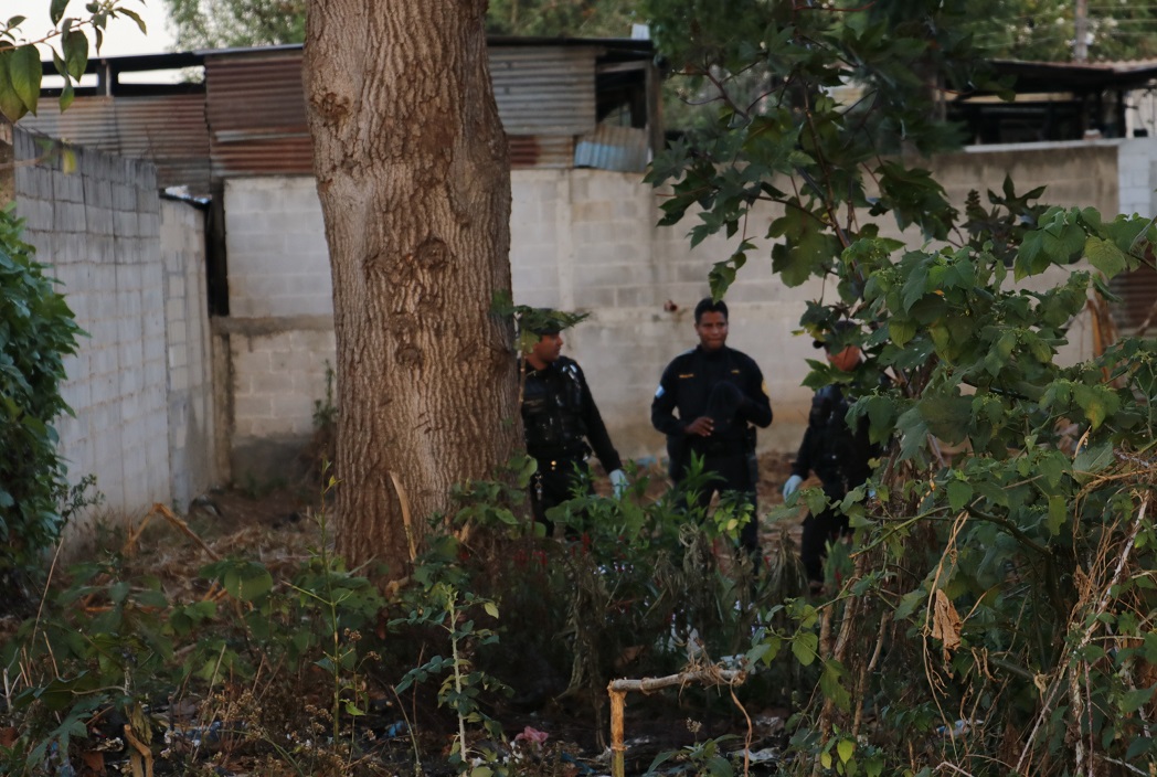 El cuerpo de la víctima fue hallado en un terreno baldío, en la 1 avenida final de la zona 2, en la cabecera de Chimaltenango. (Foto Prensa Libre: Víctor Chamalé)
