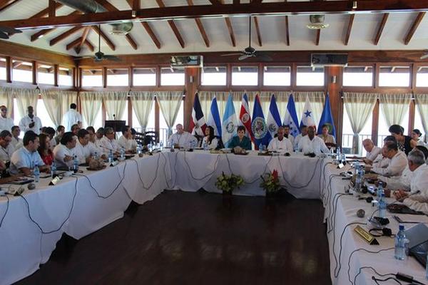 Los Jefes de Estado del Sica durante la XLIV Cumbre de Jefes de Estado del Sica, en Placencia, Belice. (Foto Prensa Libre: Agencia EFE)<br _mce_bogus="1"/>