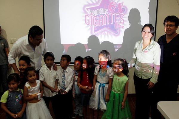 Personal de la comuna, Fundación Teletón y estudiantes preparan programa. (Foto Prensa Libre: Carlos Grave)