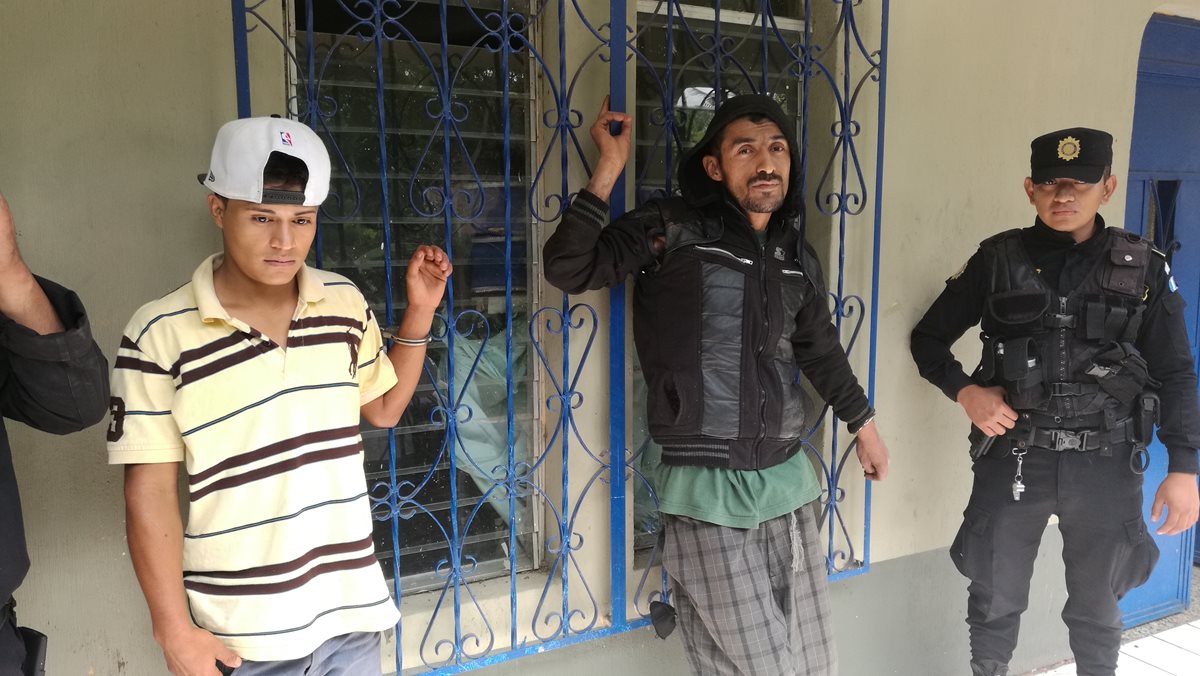 Los capturados son sindicados de haber tomado por asalto una escuela en Santa Cruz Naranjo. (Foto Prensa Libre: Oswaldo Cardona)
