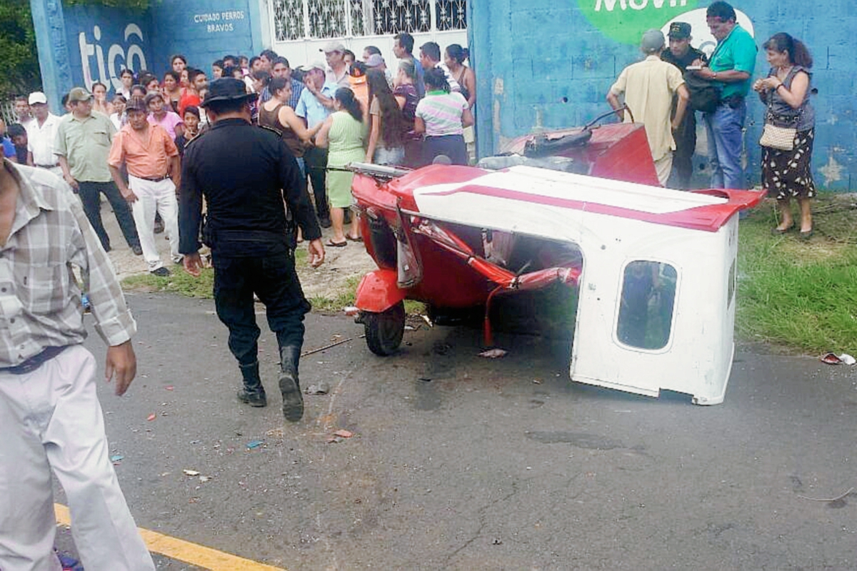 Mototaxi en el que viajaban las víctimas mortales y los heridos quedó destruido, en Flores Costa Cuca, Quetzaltenango. (Foto Prensa Libre: Alexánder Coyoy)