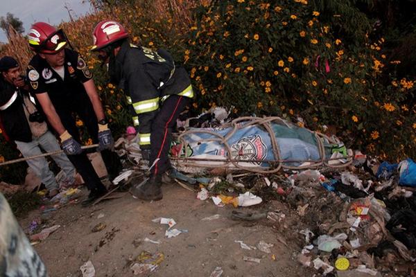 Rescatan cadáveres de un hombre y una mujer del fondo de un barranco en Zaragoza, Chimaltenango. (Foto Prensa Libre: Víctor Chamalé)