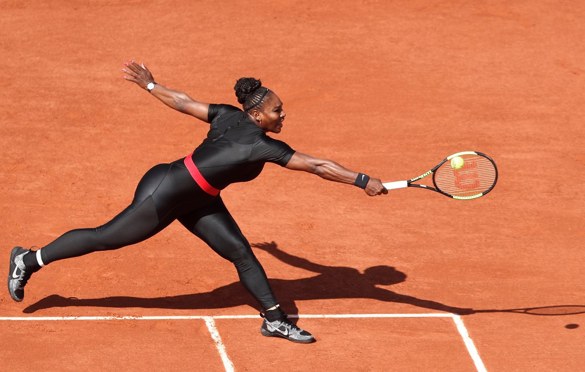La tenista estadounidense Serena Williams devuelve la bola a la checa Karolina Pliskova durante su partido de primera ronda del torneo de tenis de Roland Garros. (Foto Prensa Libre: EFE)