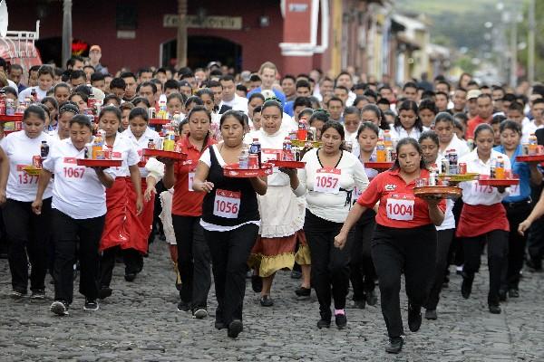 Al menos 500 personas participan en la Carrera de las Charolas, en Antigua Guatemala. (Foto Prensa Libre: AFP).