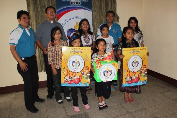 Niños y organizadores de actividad muestran carteles que han sido colocados  en el país.
