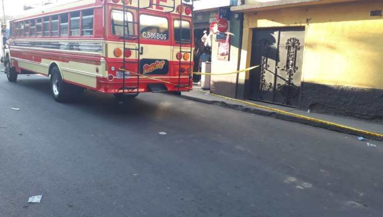 Lugar donde se registró el ataque armado contra el piloto de un bus en San Raymundo. (Foto Prensa Libre: Bomberos Voluntarios).