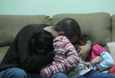 Jimena y Rita lloran junto a su padre, Pablo Piloña, cuando relatan la violencia de la cual fueron víctimas por parte de su progenitora, con quien temen regresar.