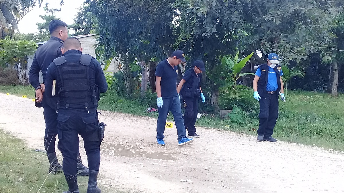 Individuos que se desplazaban en motocicleta, ultimaron a un menor de edad, crimen se registró en barrio El Panorama. (Foto Prensa Libre: Rigoberto Escobar)