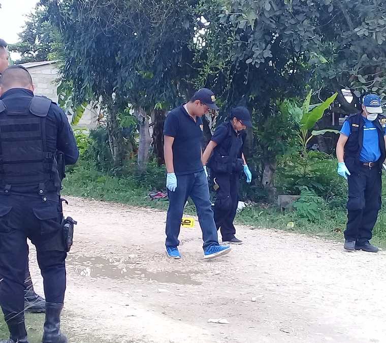 Individuos que se desplazaban en motocicleta, ultimaron a un menor de edad, crimen se registró en barrio El Panorama. (Foto Prensa Libre: Rigoberto Escobar)