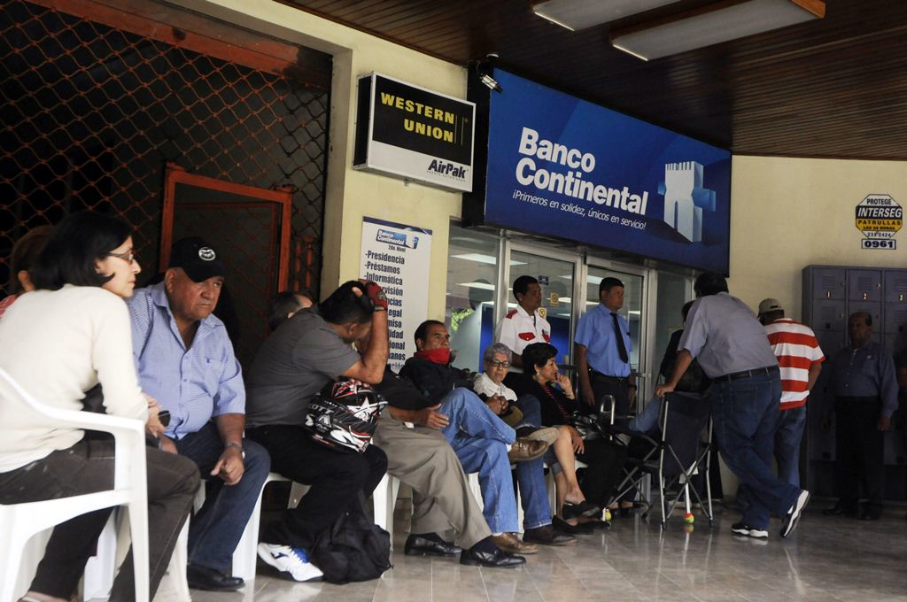 Clientes de Banco Continental esperan el ingreso a esa entidad financiera. (Foto Prensa Libre: EFE)