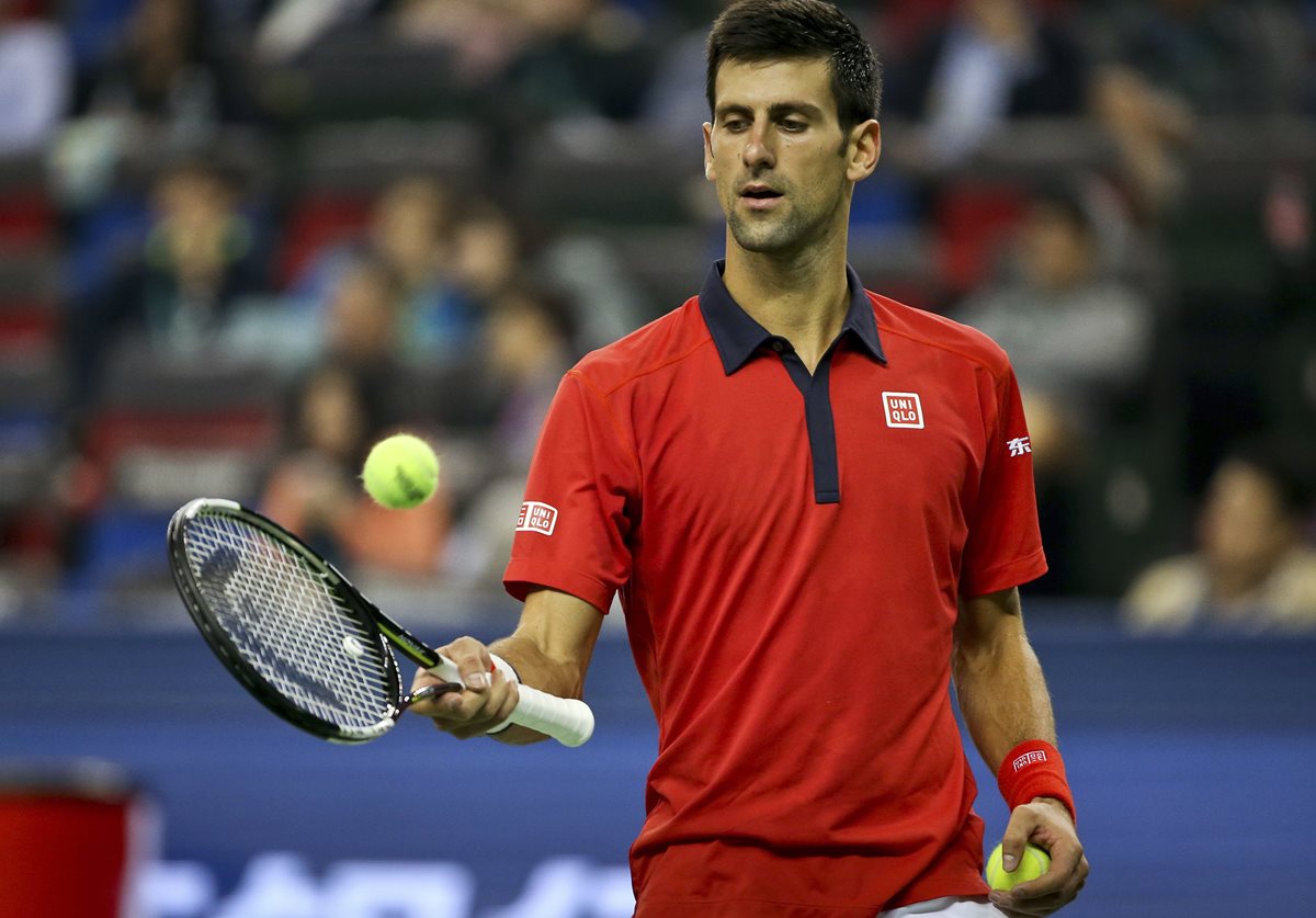 Novak Djokovic muestra sus habilidades con la pelota durante el encuentro en el Masters de Shanghai. (Foto Prensa Libre: AFP)