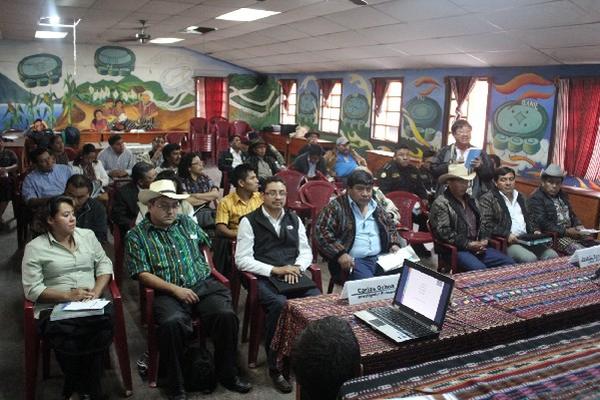 Líderes de las alcaldías indígenas  escuchan informe presentado por Asíes, en Sololá.
