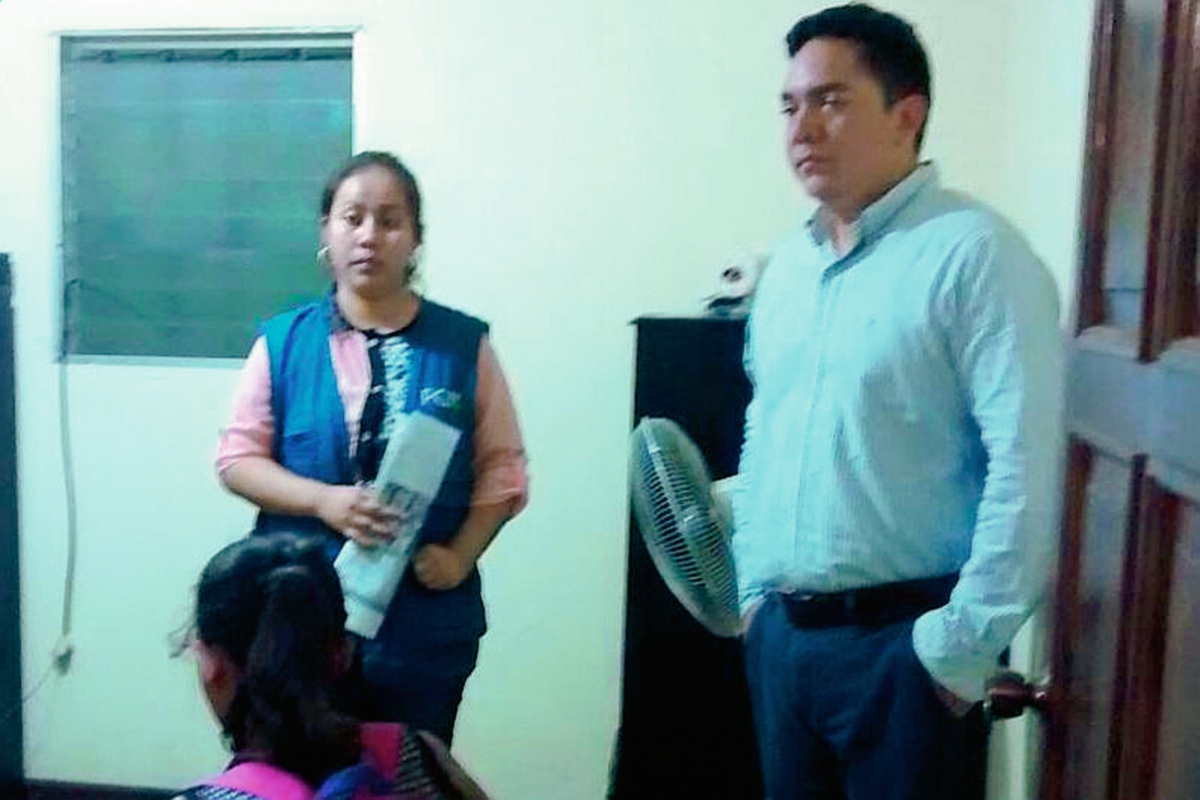 Una niña  de 13 años fue rescatada por la PDH en Santa Cruz Muluá, Retalhuleu, supuesta víctima de abuso sexual. (Foto Prensa Libre: Rolando Miranda)