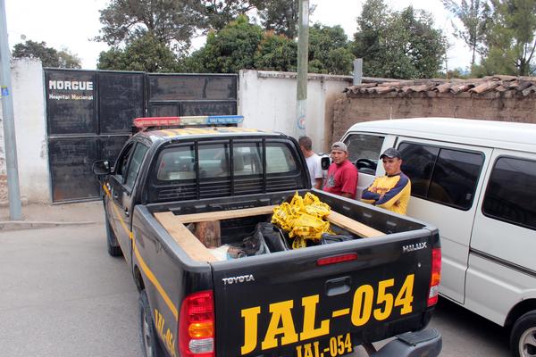 La víctima recibió 14 balazos, según socorristas. (Foto Prensa Libre: Hugo Oliva)