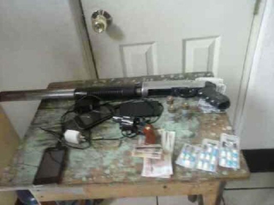 Marihuana,  crack,  cocaína, armas, dinero en efectivo y teléfonos celulares fueron decomisados en el allanamiento efectuado en Mixco. (Foto Prensa Libre: PNC)