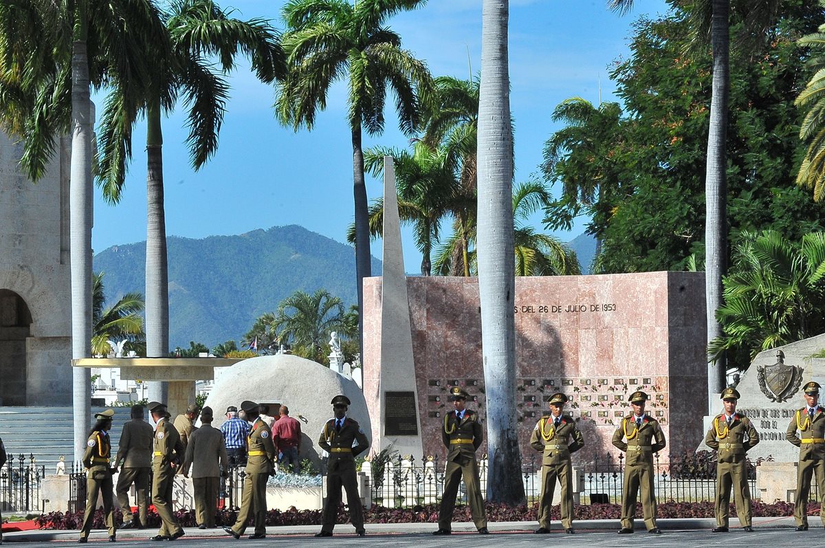 Guardias vigilan el ingreso al cementerio de Santa Ifigenia donde fueron depositadas las cenizas de Fidel Castro. (Foto Prensa Libre: AFP).