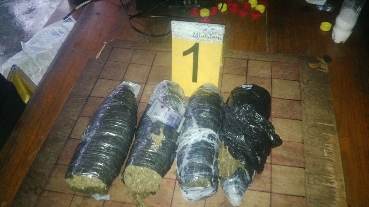 Cuatro bolsas con marihuana fueron halladas durante requisa en cárcel de Puerto Barrios. (Foto Prensa Libre: PNC)