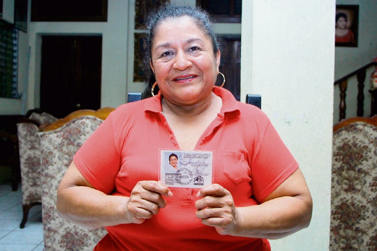 Olga Barrios muestra el carné que le proporcionó el Tribunal Supremo Electoral al ser inscrita como candidata a la Alcaldía de San Felipe Retalhuleu.