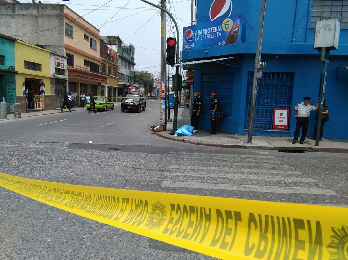 Un hombre quedo frente a una tienda donde testigos dicen que ingería bebidas alcohólicas. (Foto Prensa Libre: Estuardo Paredes)