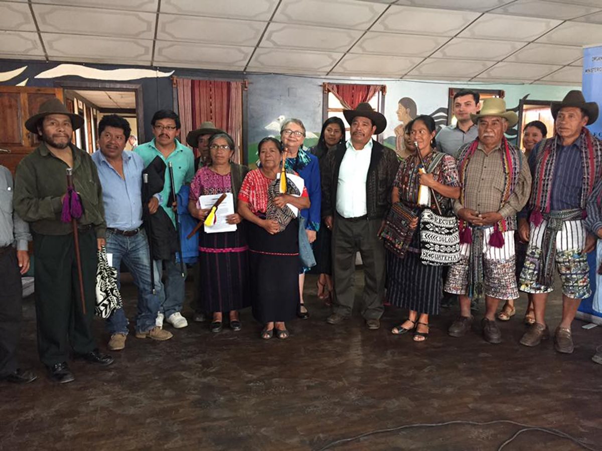 Líderes de varios municipios de Sololá, luego de asamblea en la que rechazaron la guía para consultas de los pueblos indígenas. (Foto Prensa Libre: Ángel Julajuj)