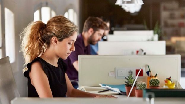 Hacer los escritorios más "propios" puede ayudarnos a ser más productivos. (Foto Prensa Libre: Getty Images)