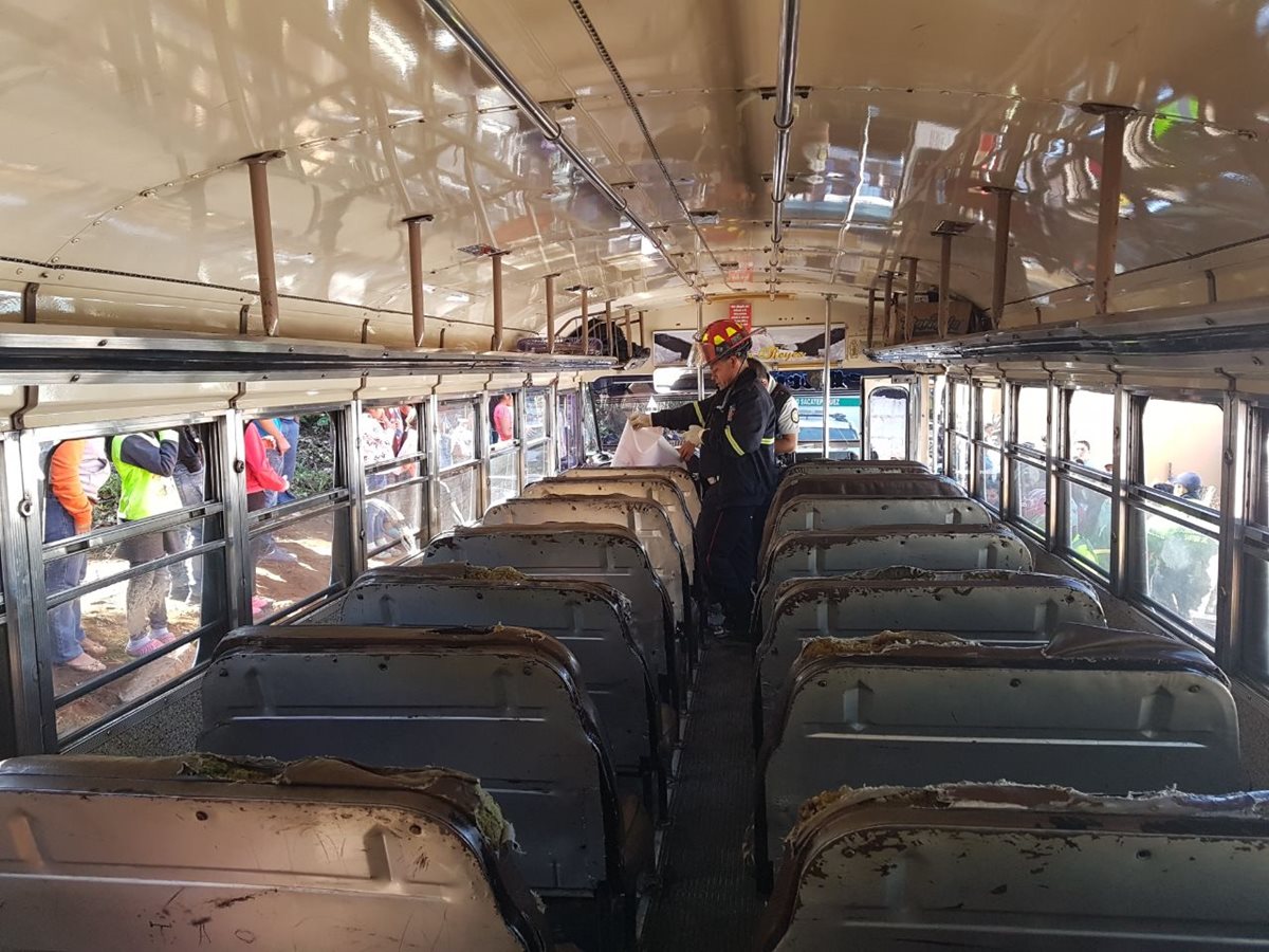 La víctima viajaba en el primer asiento del bus de los Transportes María Luisa, en San José Pacul, Santiago Sacatepéquez. (Foto Prensa Libre: Cortesía CBMD)