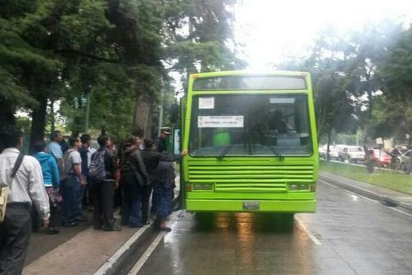 Buses del Transmetro trasladan a los pasajeros. (Foto Prensa Libre: @TransmetroGuate)