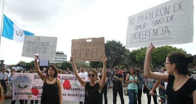 Activistas piden justicia por las niñas calcinadas en el Hogar Seguro Virgen de la Asunción. (Foto Prensa Libre: elmundo.cr)
