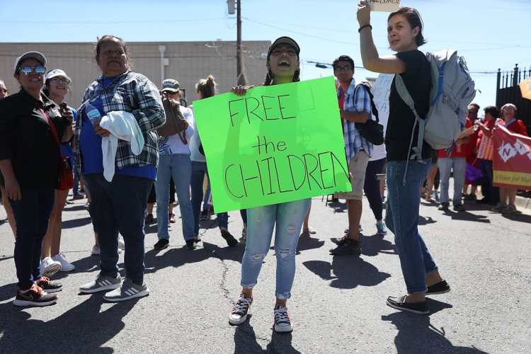 Las imágenes del interior de los centros de detención en Texas han motivado que las personas pidan que se deje libre a los niños detenidos en las fronteras.